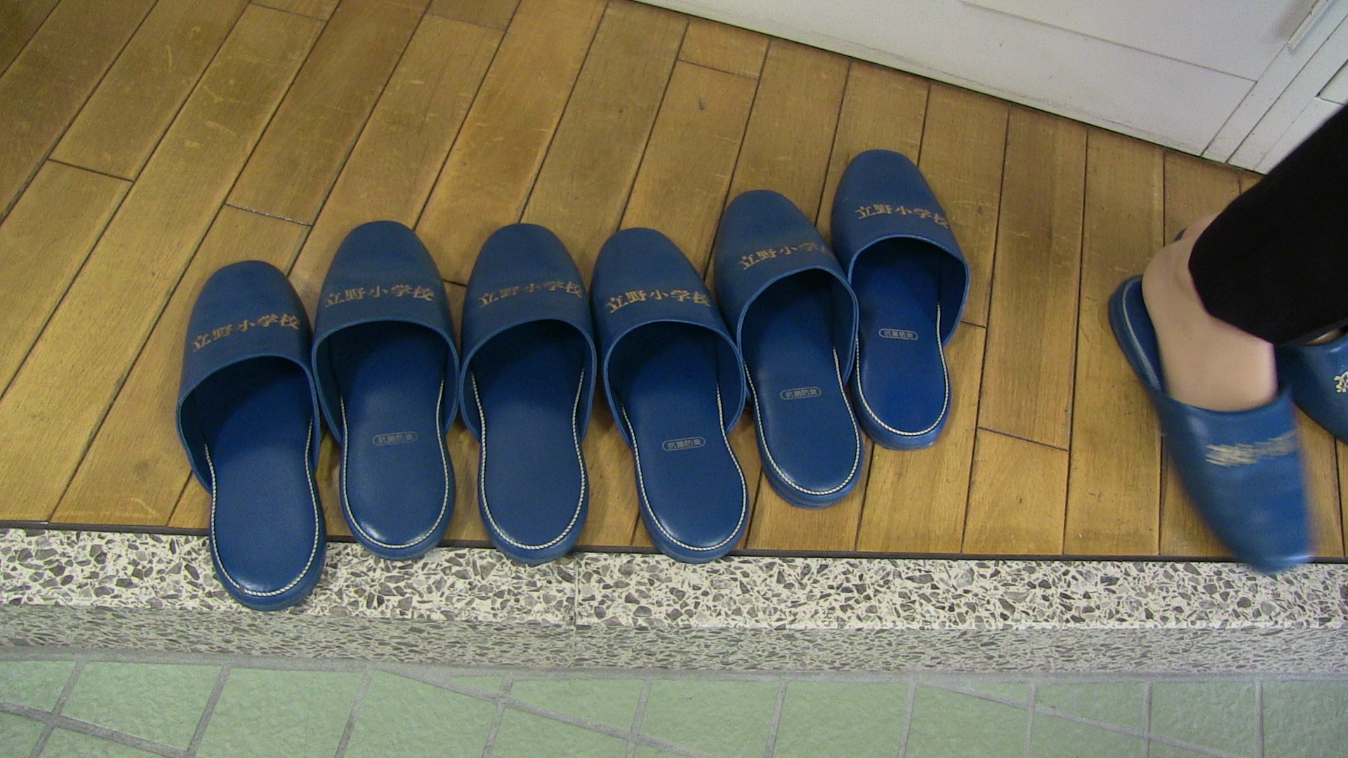 يخلع الضيوف أحذيتهم عند دخول المدرسة للحفاظ على نظافتها ويرتدون هذا الحذاء