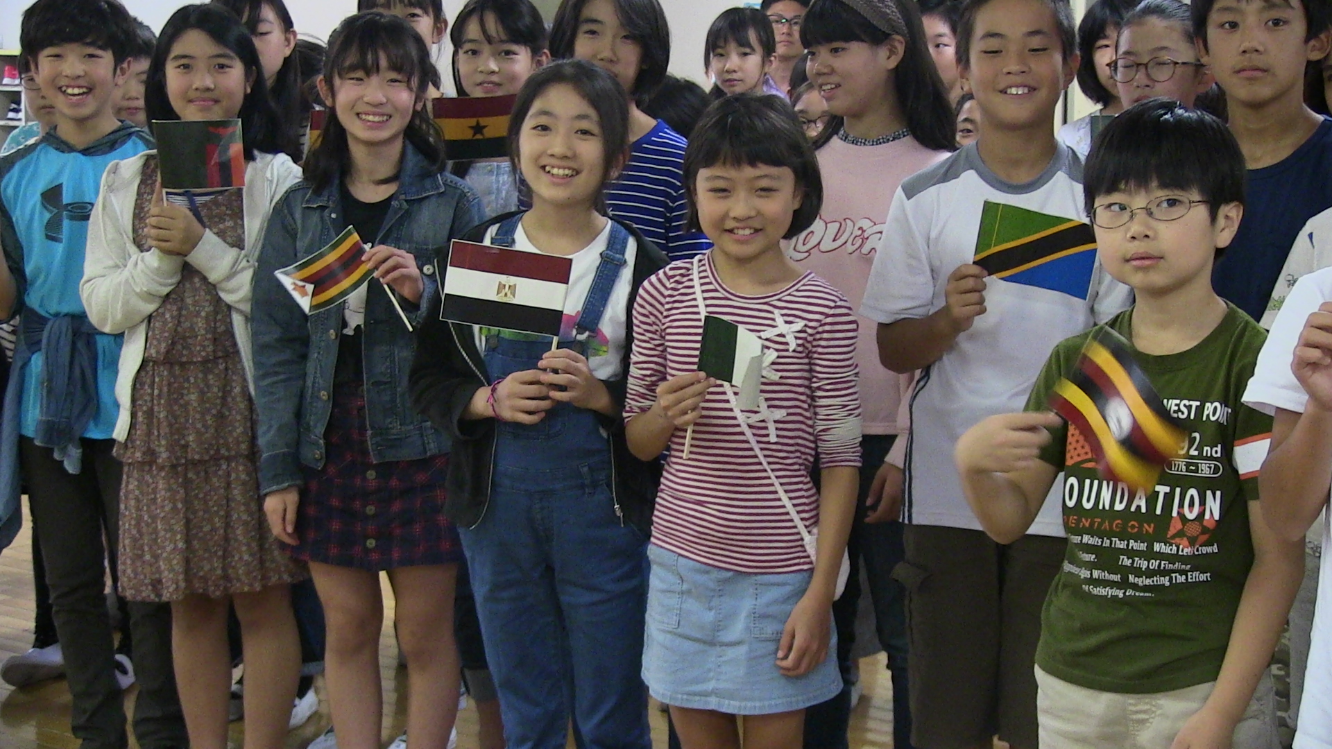 تلاميذ المدرسة اليابانية يرحبون بزوارها
