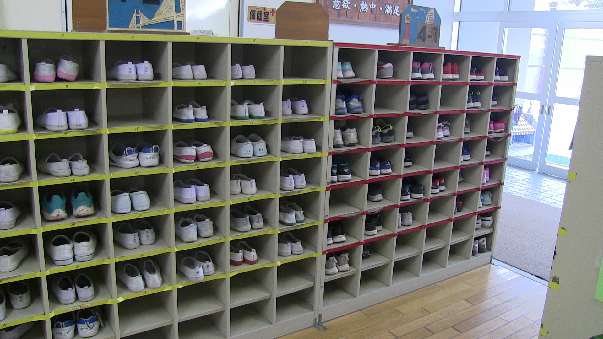 اماكن مخصصة لأحذية التلاميذ حيث يستبدلون أحذيتهم عند الوصول إلى المدرسة بحذاء نظيف ورياضى داخل المدرسة