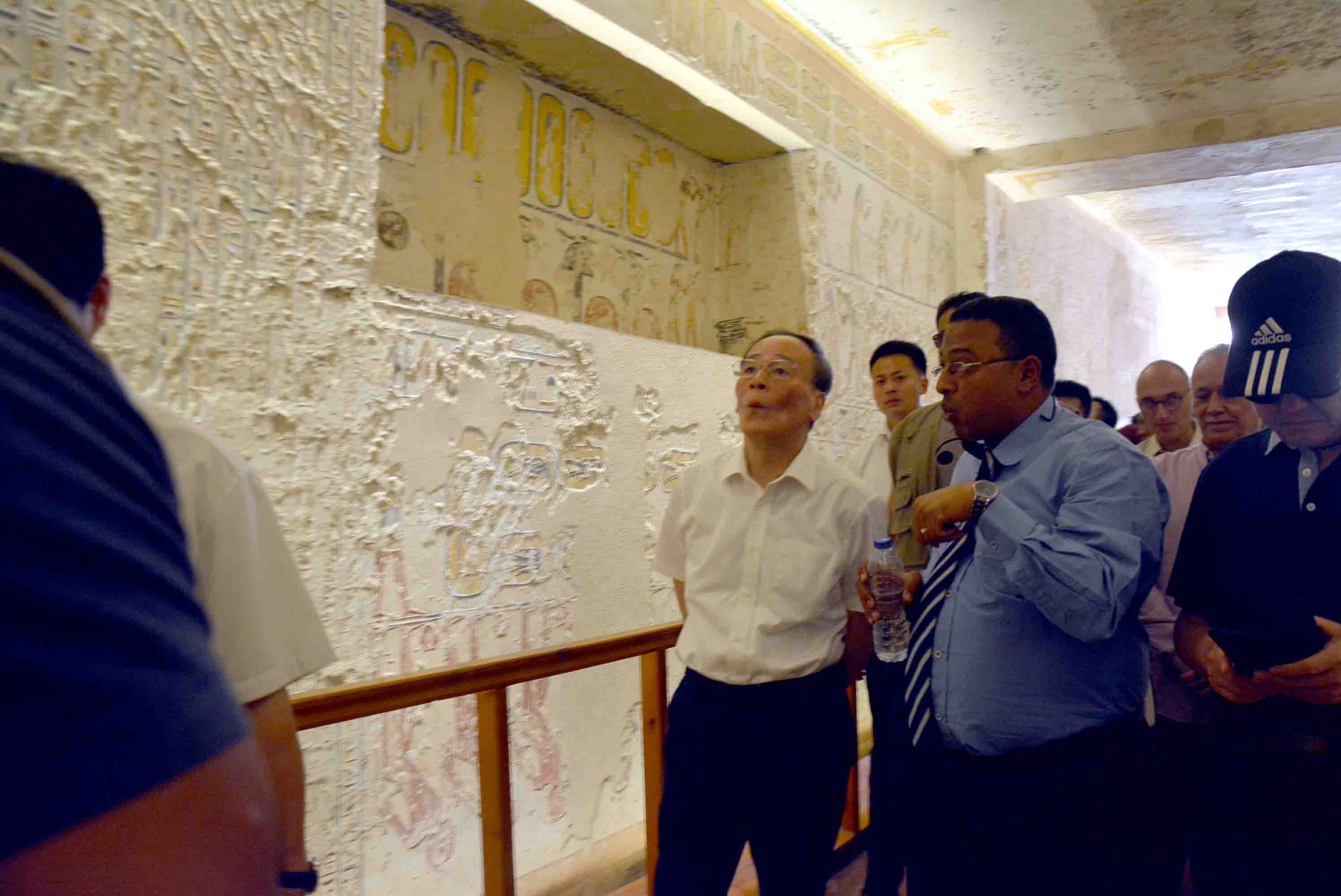 نائب الرئيس الصيني يواصل جولاته بزيارة مقابر ملوك غرب الأقصر (2)