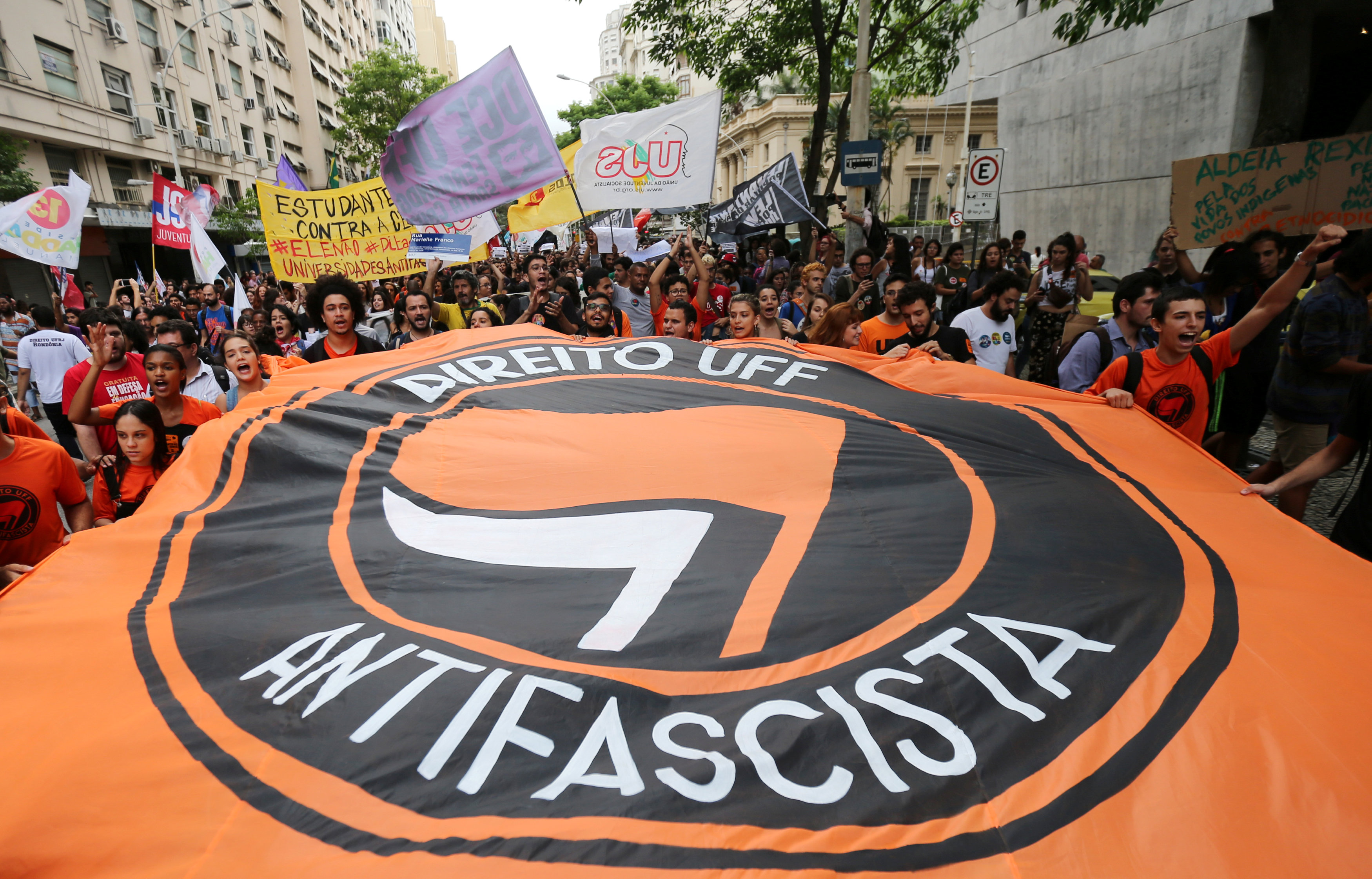 1348450-احتجاجات-ضد-وقف-الدعاية-الانتخابية-فى-الجامعات-البرازيلية-(6)