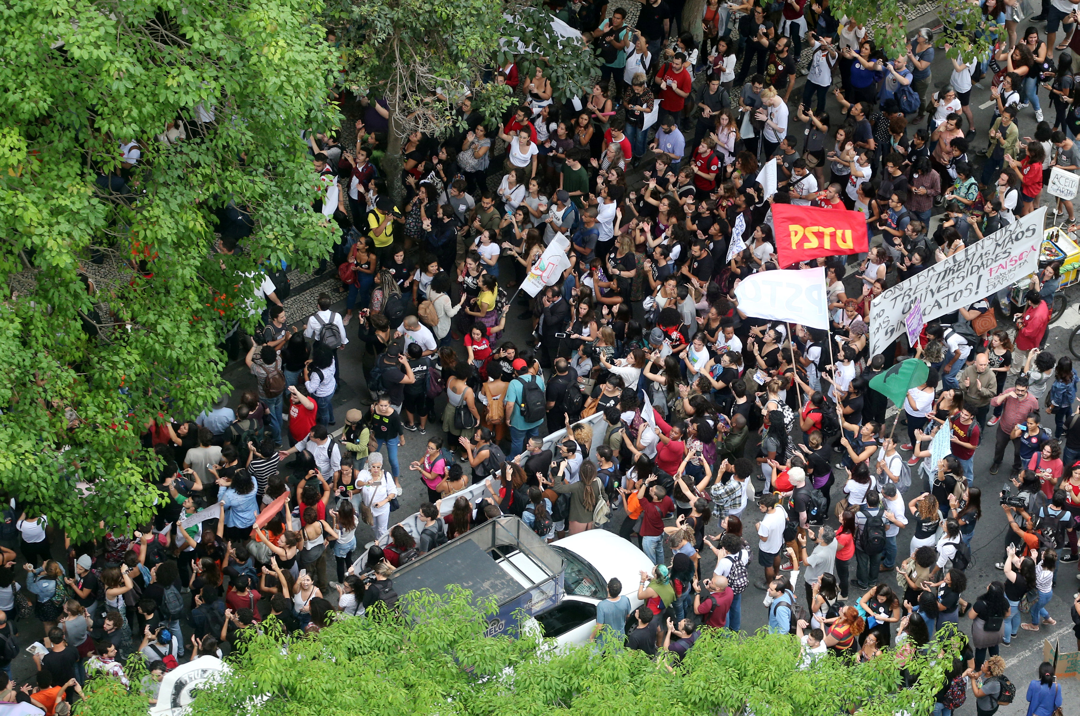 2568416-احتجاجات-ضد-وقف-الدعاية-الانتخابية-فى-الجامعات-البرازيلية-(1)