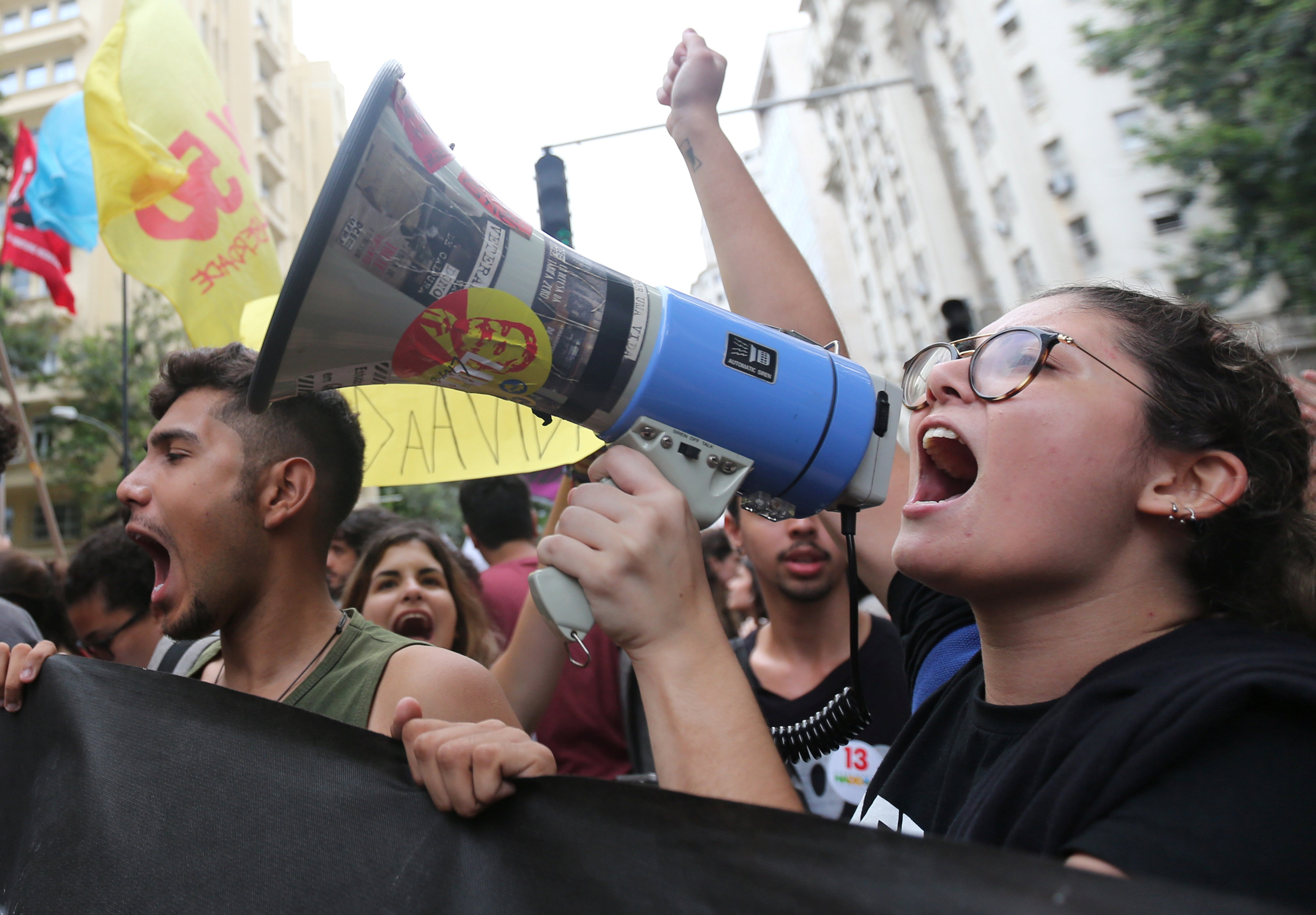 909327-احتجاجات-ضد-وقف-الدعاية-الانتخابية-فى-الجامعات-البرازيلية-(5)