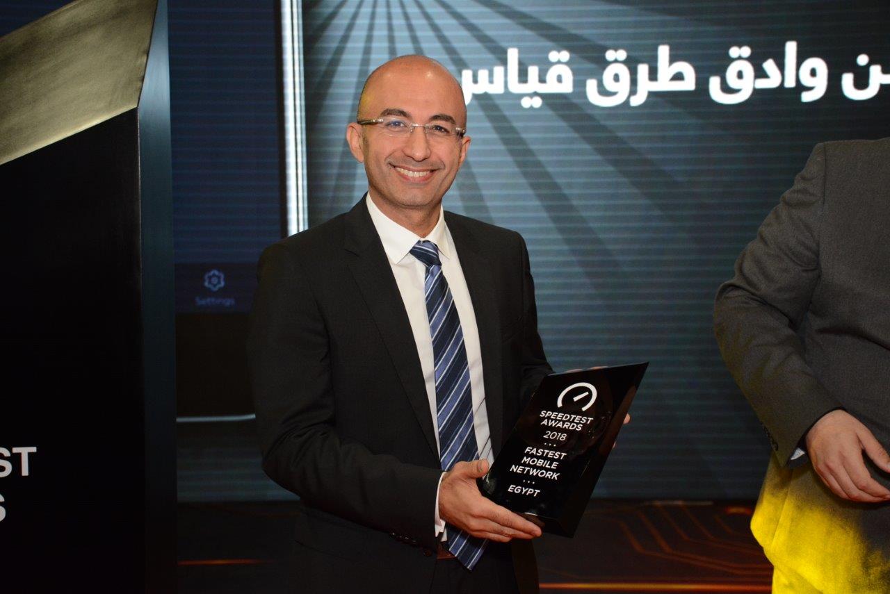 المهندس ياسر شاكر الرئيس التنفيذي لشركة أورنج مصر في صورة تذكارية مع الجائزة