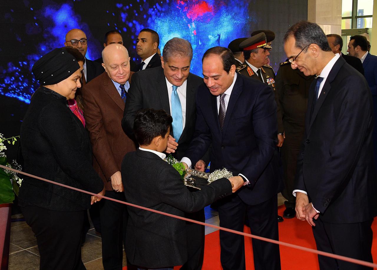 الطفل ياسين ساطع النعماني بجوار الرئيس خلال قص شريط الافتتاح