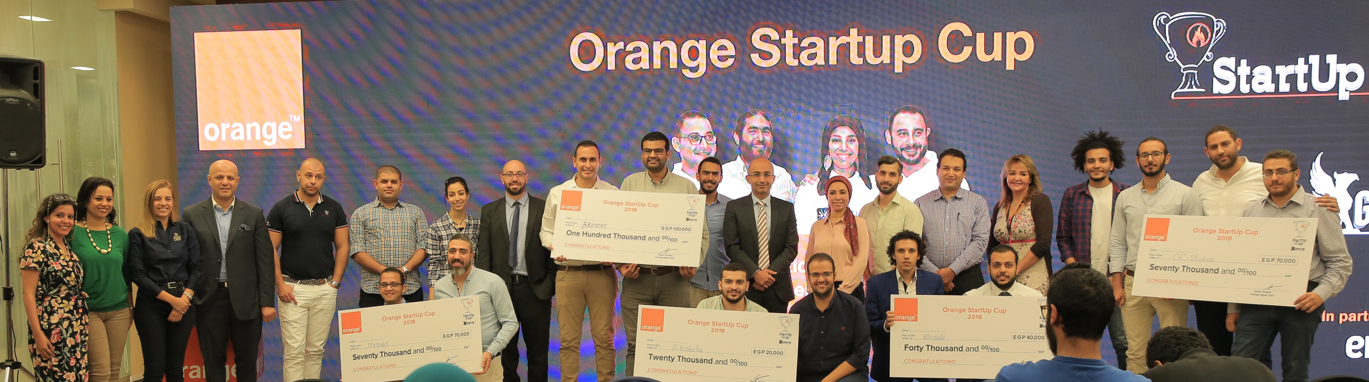 صورة تذكارية للفائزين بمسابقة كأس اورنج للشركات الناشئة مع المهندس ياسر شاكر الرئيس التنفيذي لأورنج مصر