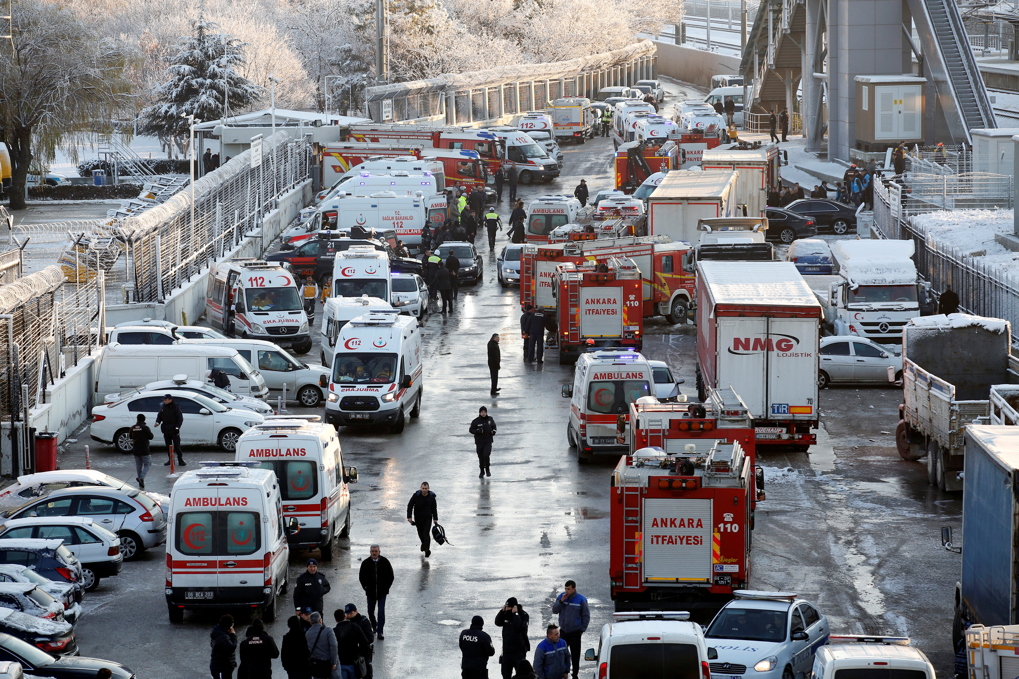 2778400-سيارات-الإسعاف-وشاحنات-الإطفاء-بالقرب-من-موقع-حادث-قطار-فى-أنقرة