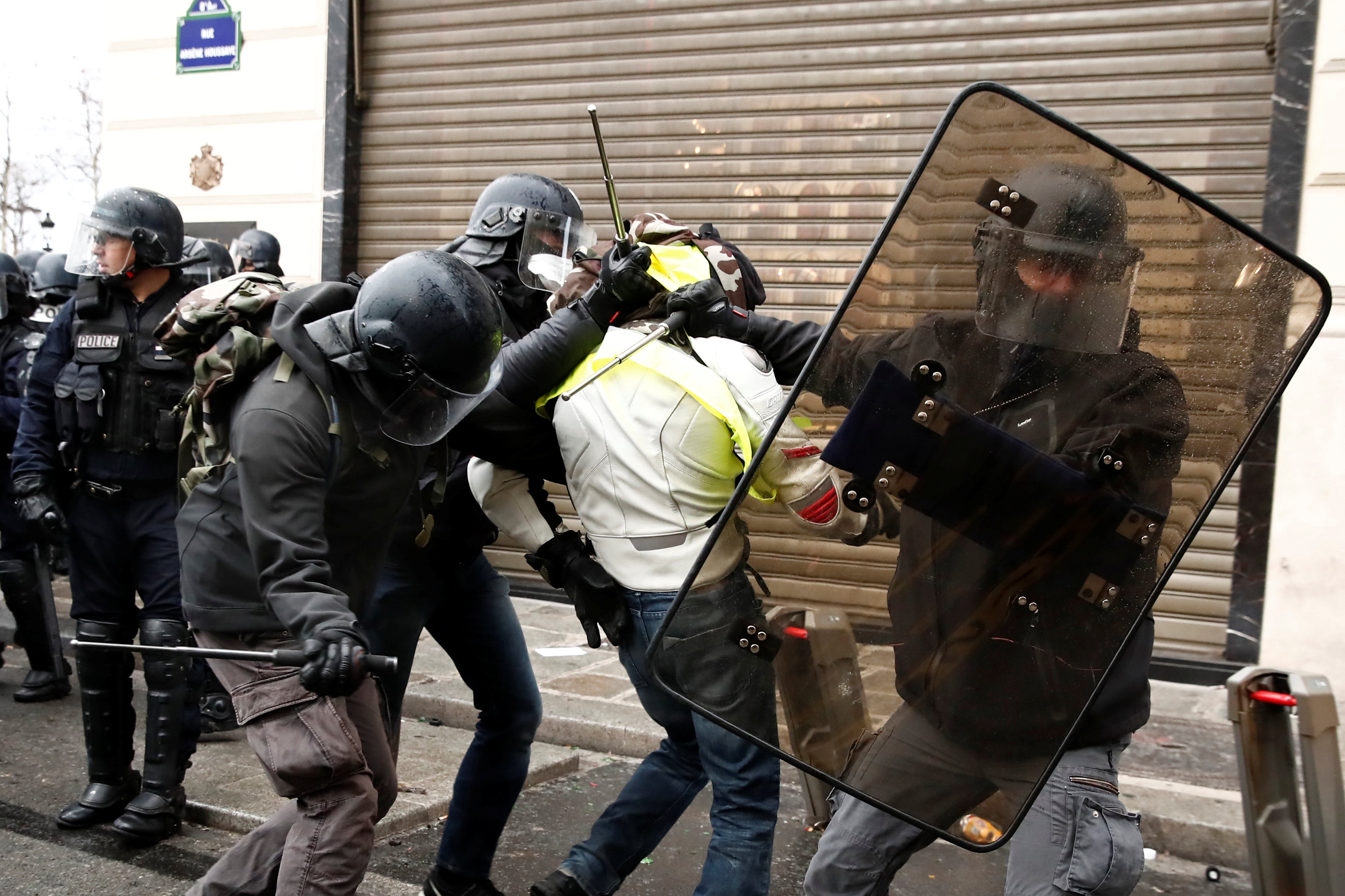 الشرطة الفرنسية تعتقل متظاهرا