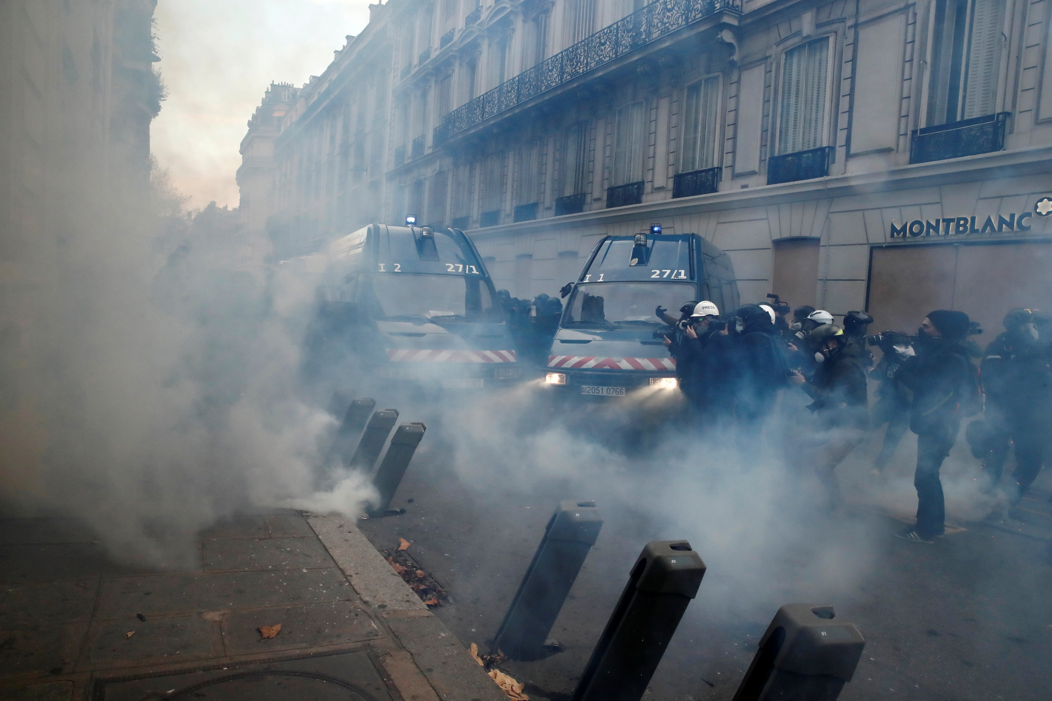 الشرطة الفرنسية تطلق الغاز المسيل للدموع