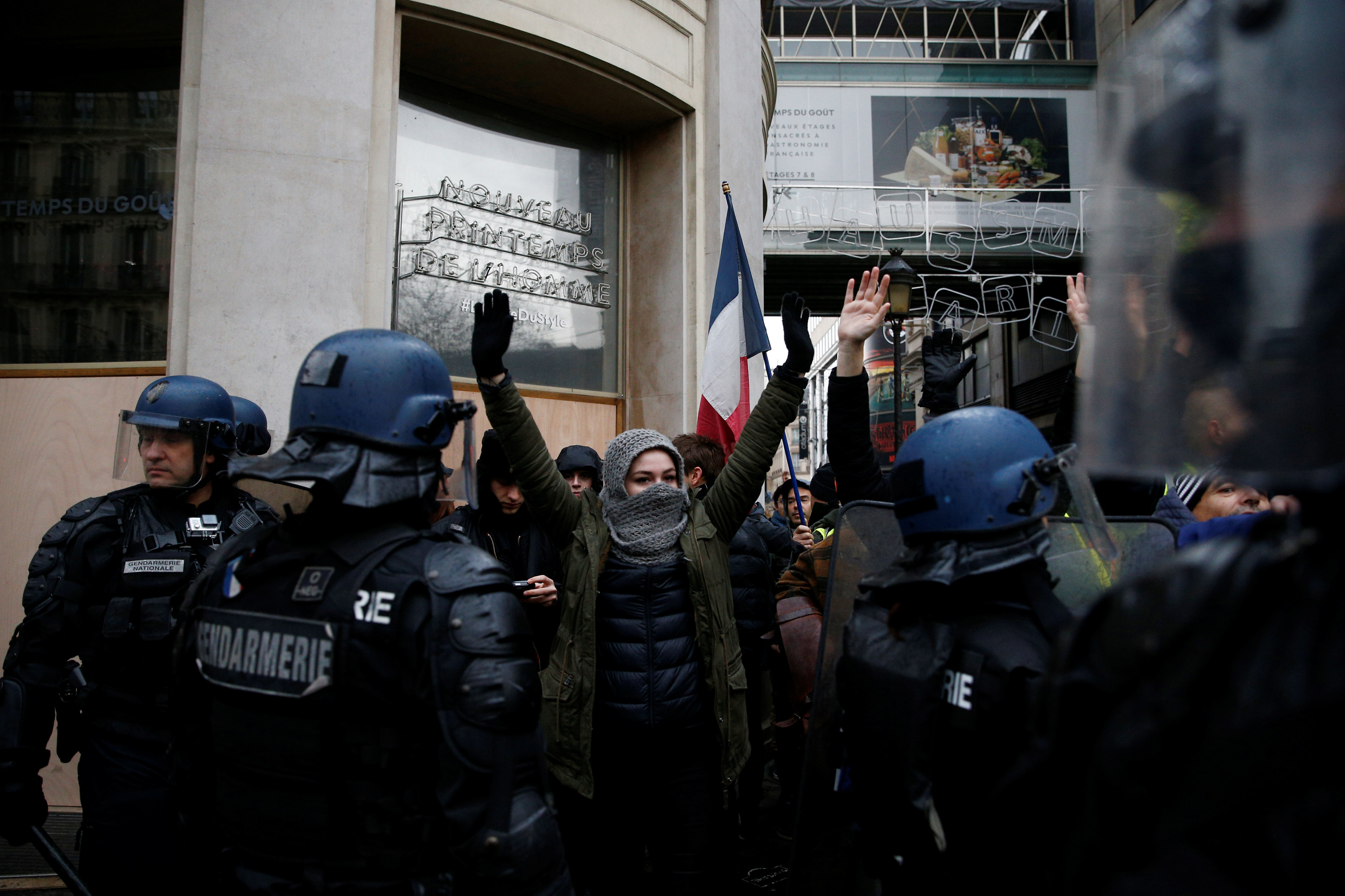 شرطة فرنسا والمتظاهرين