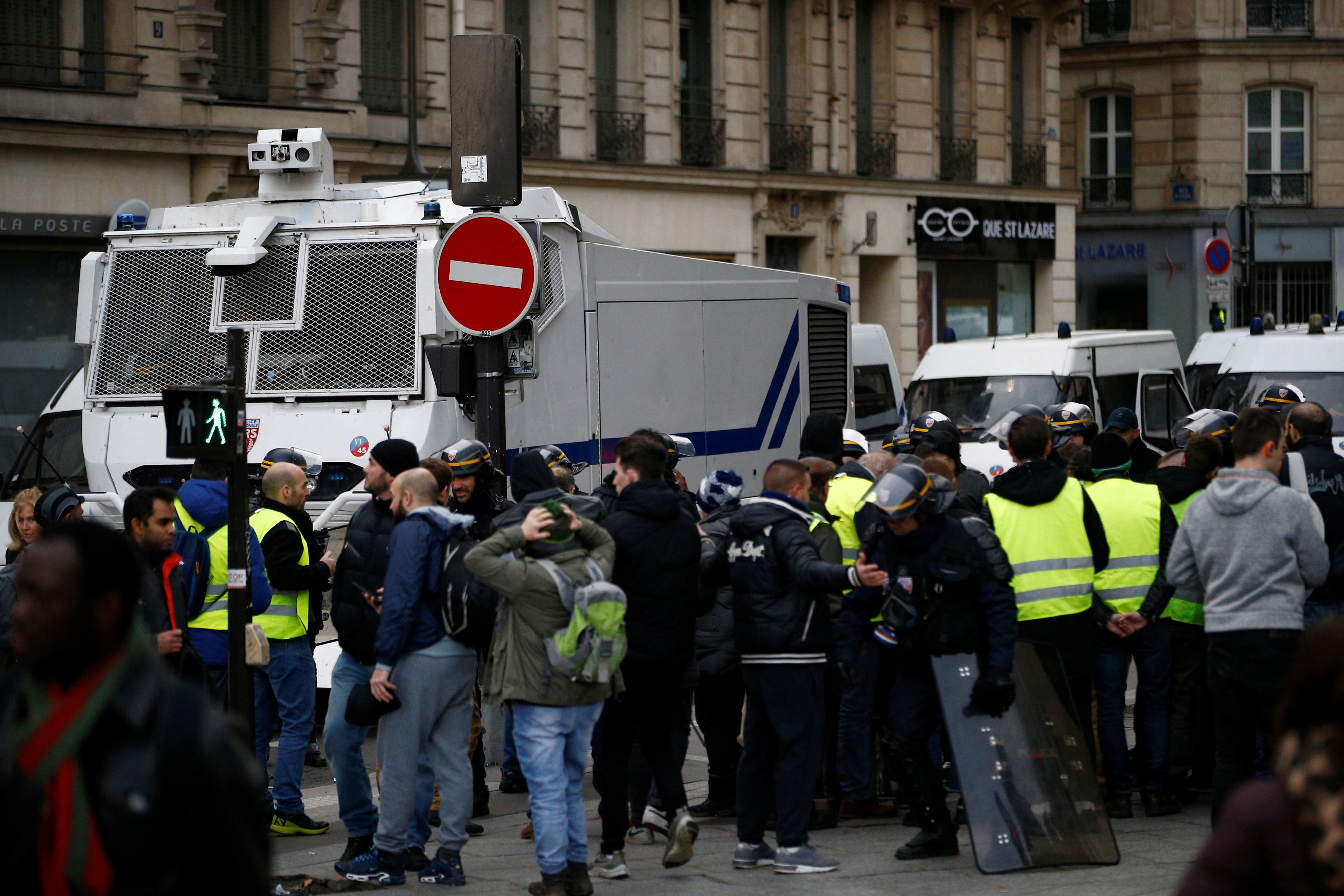 المتظاهرون والشرطة الفرنسية