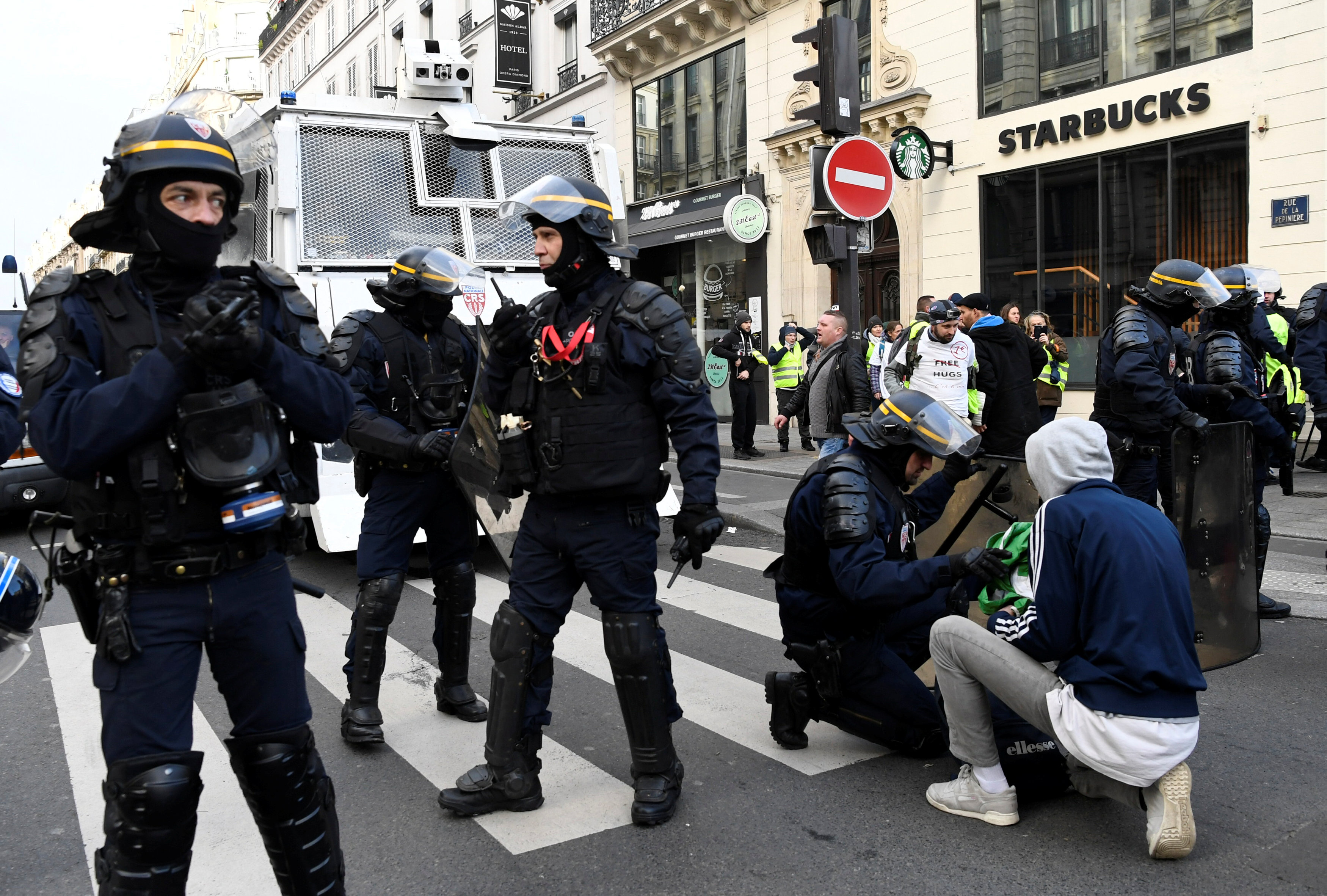 الشرطة الفرنسية تفحص أحد الحقائب