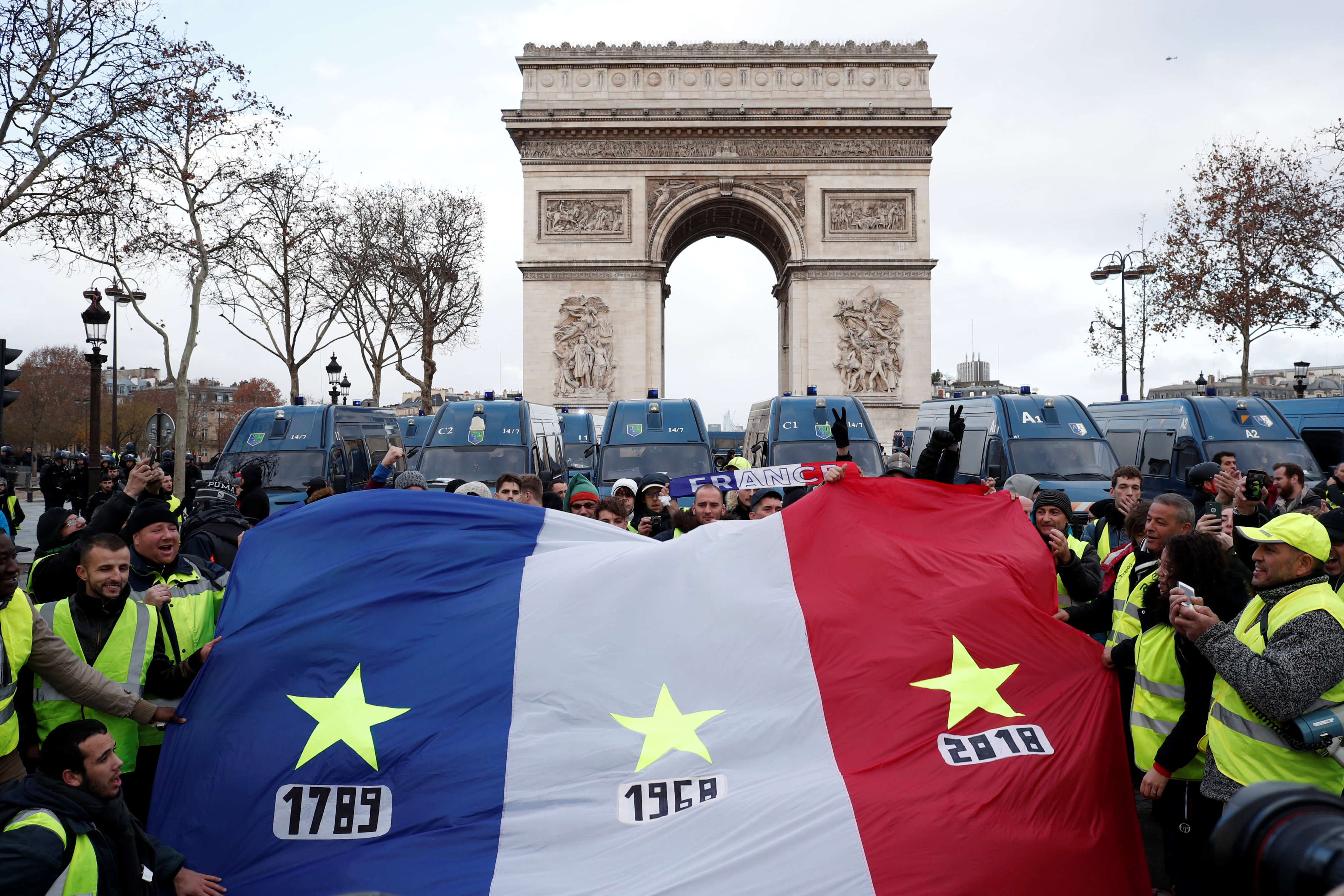 المتظاهرون يرفعون علم فرنسا