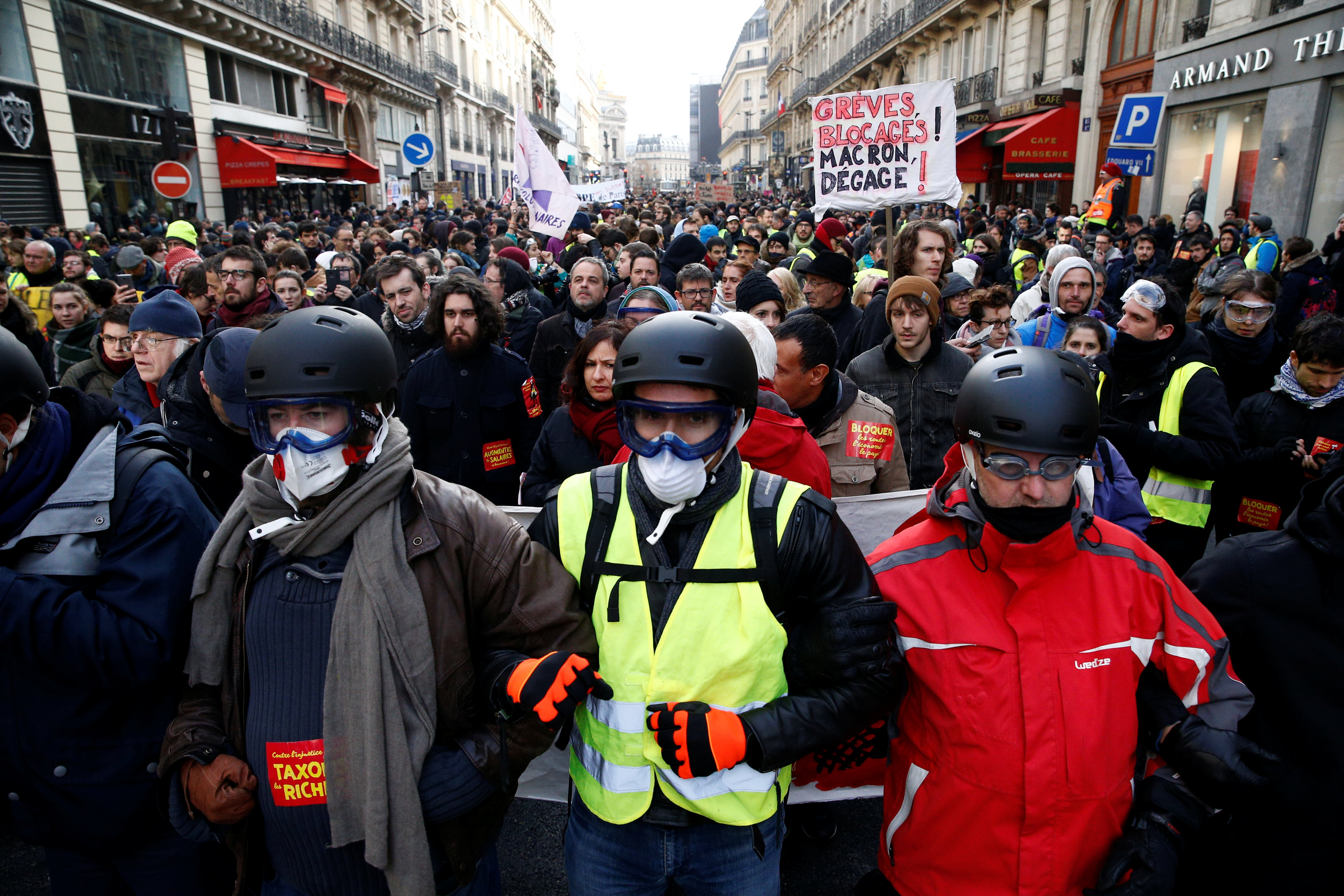 مظاهرات فرنسا (15)