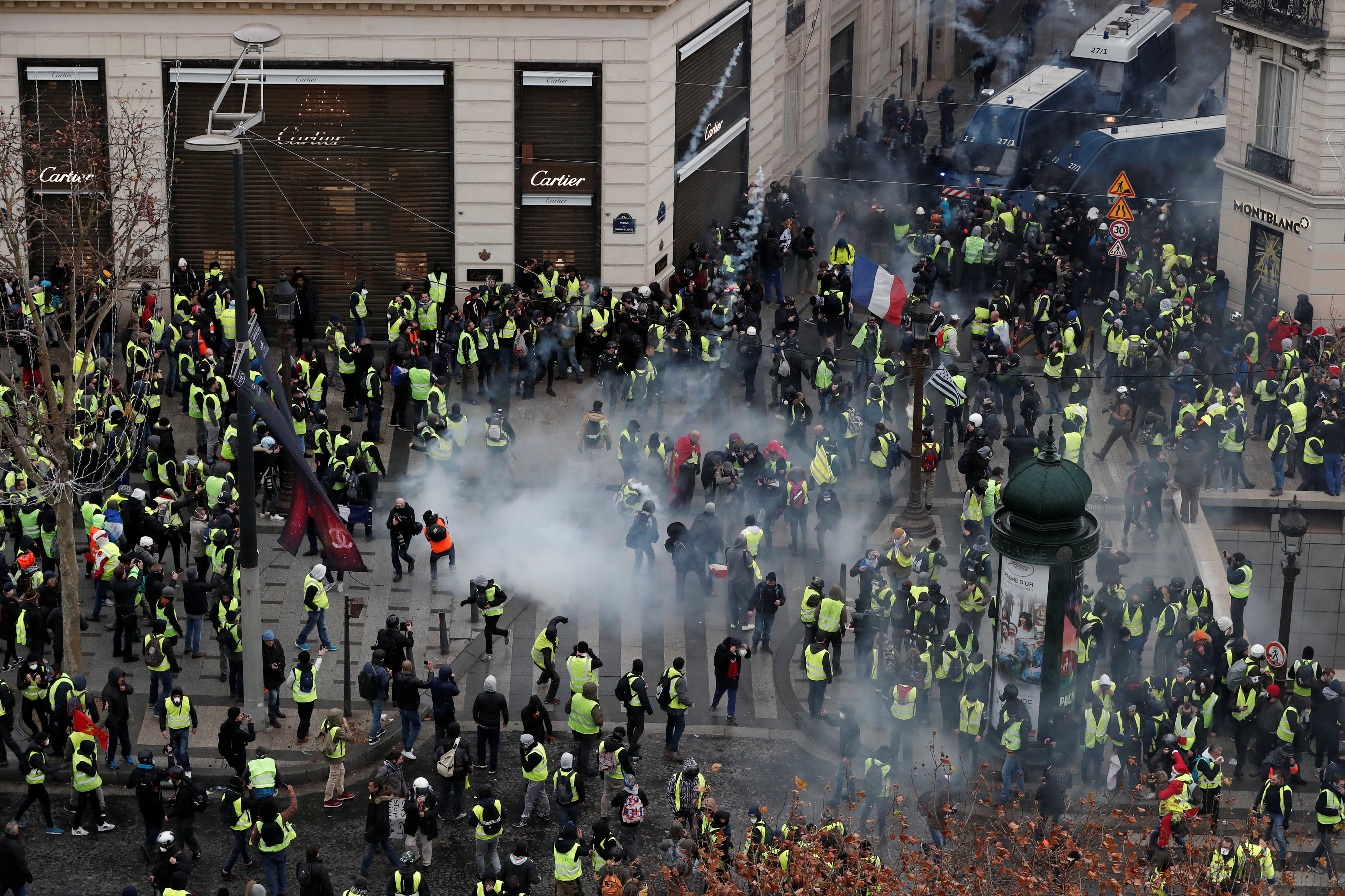 الشرطة الفرنسية تطلق الغز على المتظاهرين