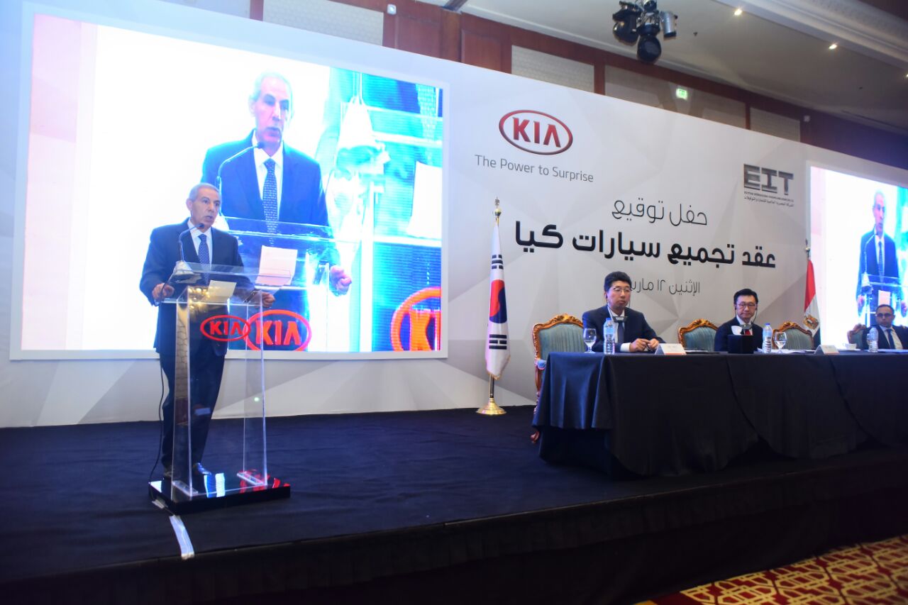 وزير الصناعة طارق قابيل أثناء توقيع عقود سيارة كيا 