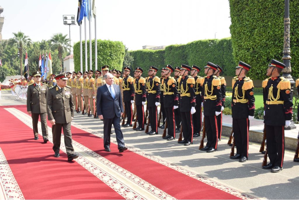 142056-وزير-الدفاع-يلتقى-رئيس-الوزراء-الأردنى