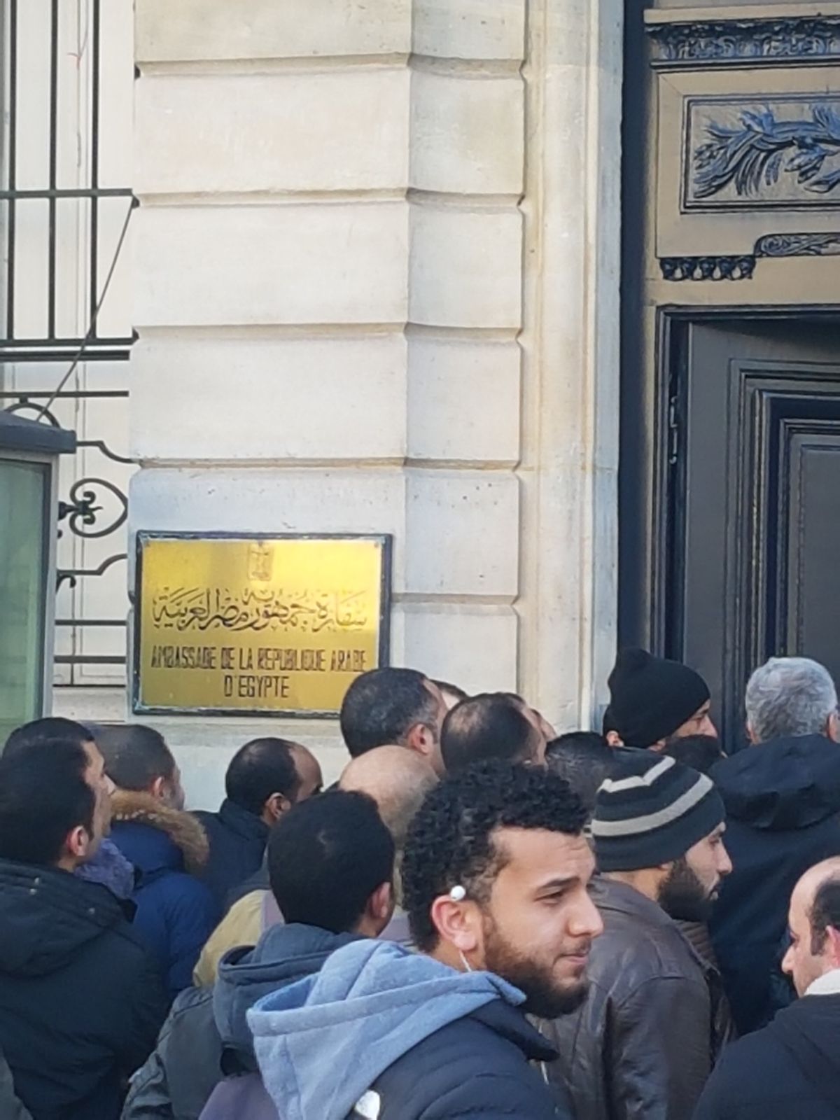 احتشاد المصريين أمام السفارة المصرية في باريس
