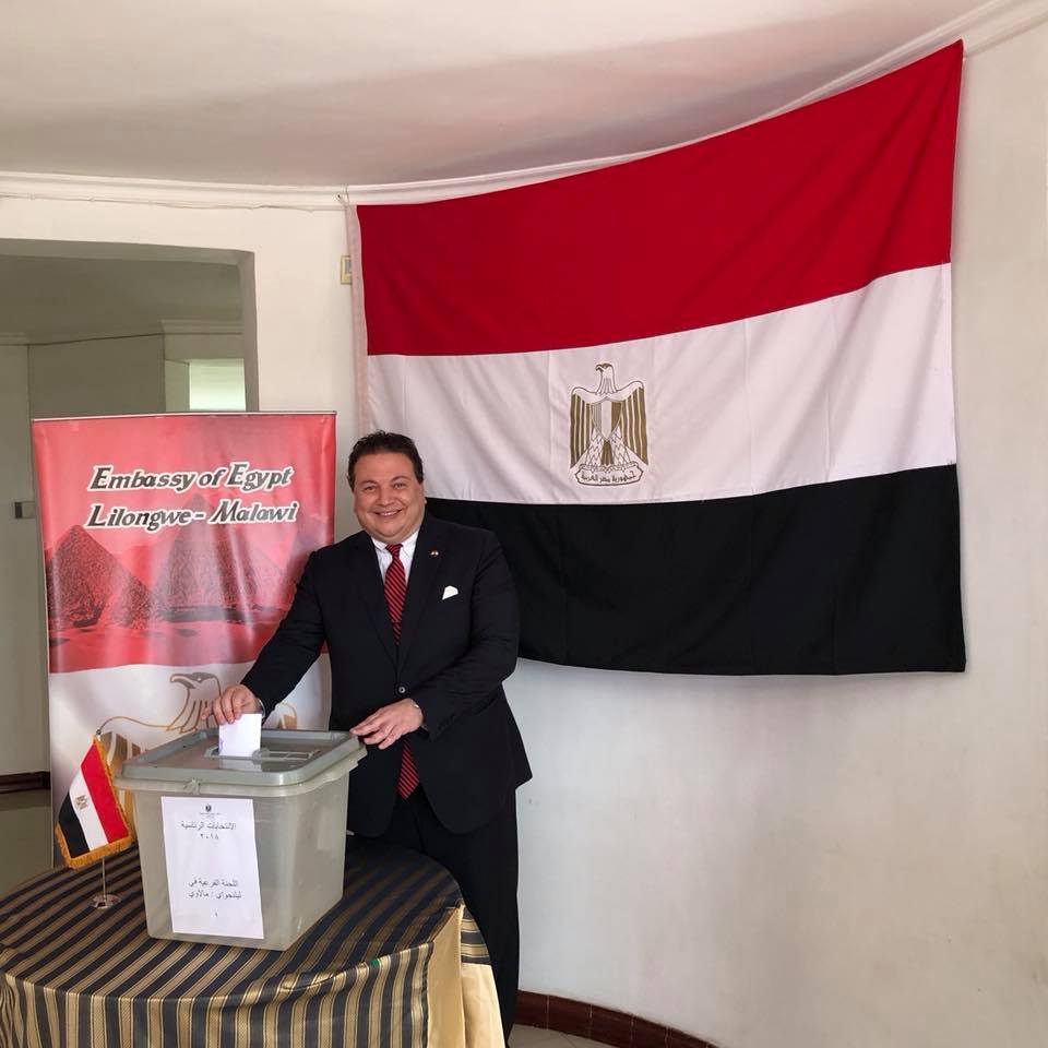 سفير مصر بمالاوى يدلى بصوته