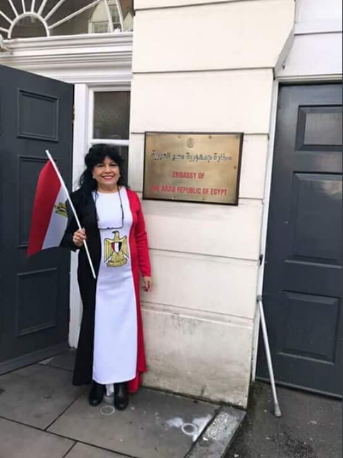 مصرية ببريطانيا ترتدي علم مصر أمام السفارة للمشاركة في الانتخابات