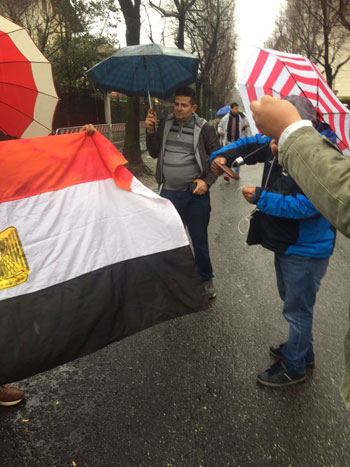 ابناء الجالية المصرية بميلانو الايطالية يتحدون الأمطار خلال المشاركة بالانتخابات الرئاسية