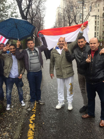 ابناء الجالية المصرية بميلانو الايطالية يتحدون الأمطار خلال المشاركة بالانتخابات الرئاسية