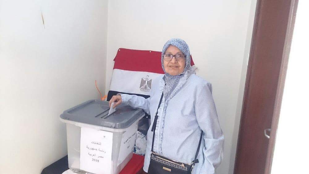 مصريون في مختلف الأعمار يشاركون في الانتخابات