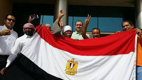 حشود مصرية خارج مقر الاقتراعريون