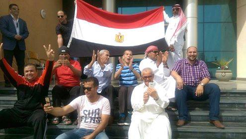 المصريون أمام البعثة المصرية بقطر 