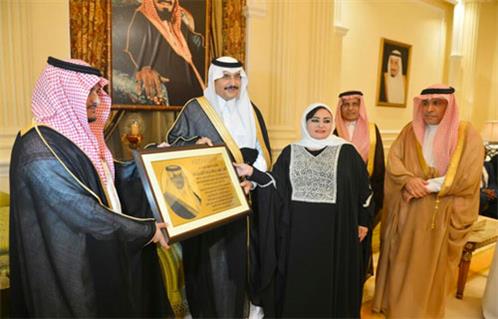 مجلس الشباب العربي للتنمية يمنح الأمير محمد بن فهد وسام القائد القدوة