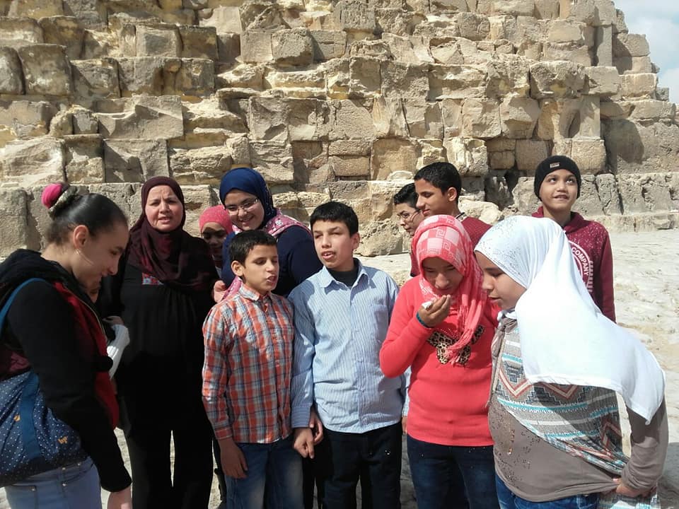 طلاب مكفوفين يزورون منطقة الأهرامات