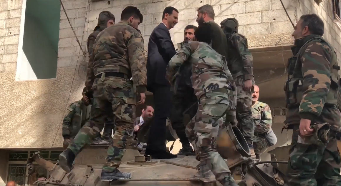 الأسد على دبابة سورية