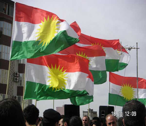 علم الأكراد وبها الشمس المذكورة بالأسطورة
