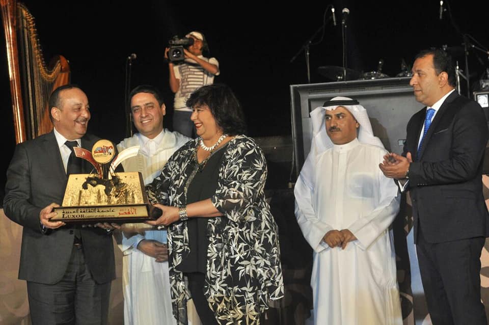 وزيرة الثقافة إيناس عبد الدايم تسلم محمد الأعرج شعلة عاصمة الثقافة العربية