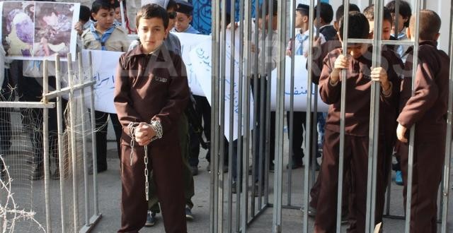 ما يقارب الـ 450 طفل فلسطيني دون سن الـ 18 داخل