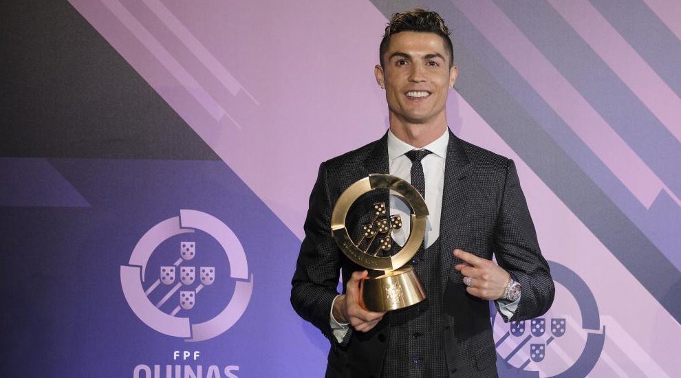 كريستيانو مع جائزة أفضل لاعب برتغالي