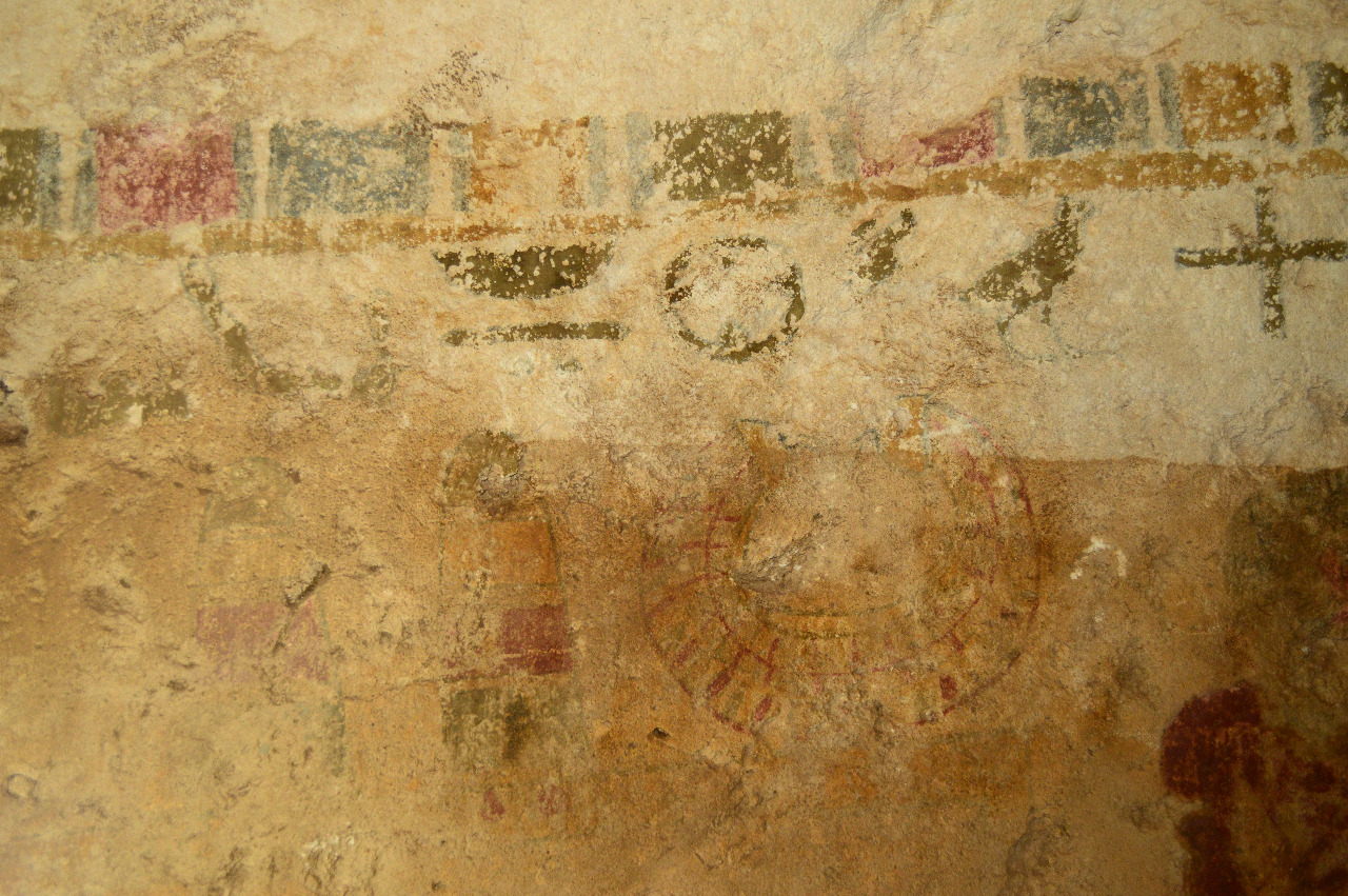 أحد لوحات الكشف الأثري في المنيا