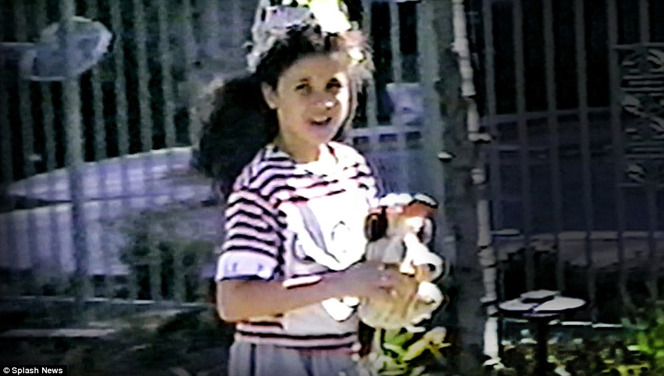 4A85B31200000578-5539893-Pictured_is_an_eight_year_old_Meghan_Markle_as_she_wears_a_gold_-a-71_1521932519242