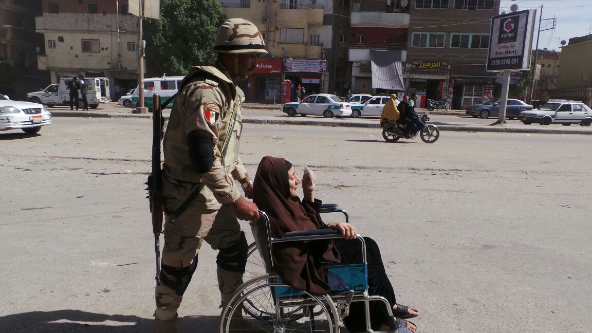 قوات الجيش والشرطة تساعد المواطنين للإدلاء بأصواتهم (6)