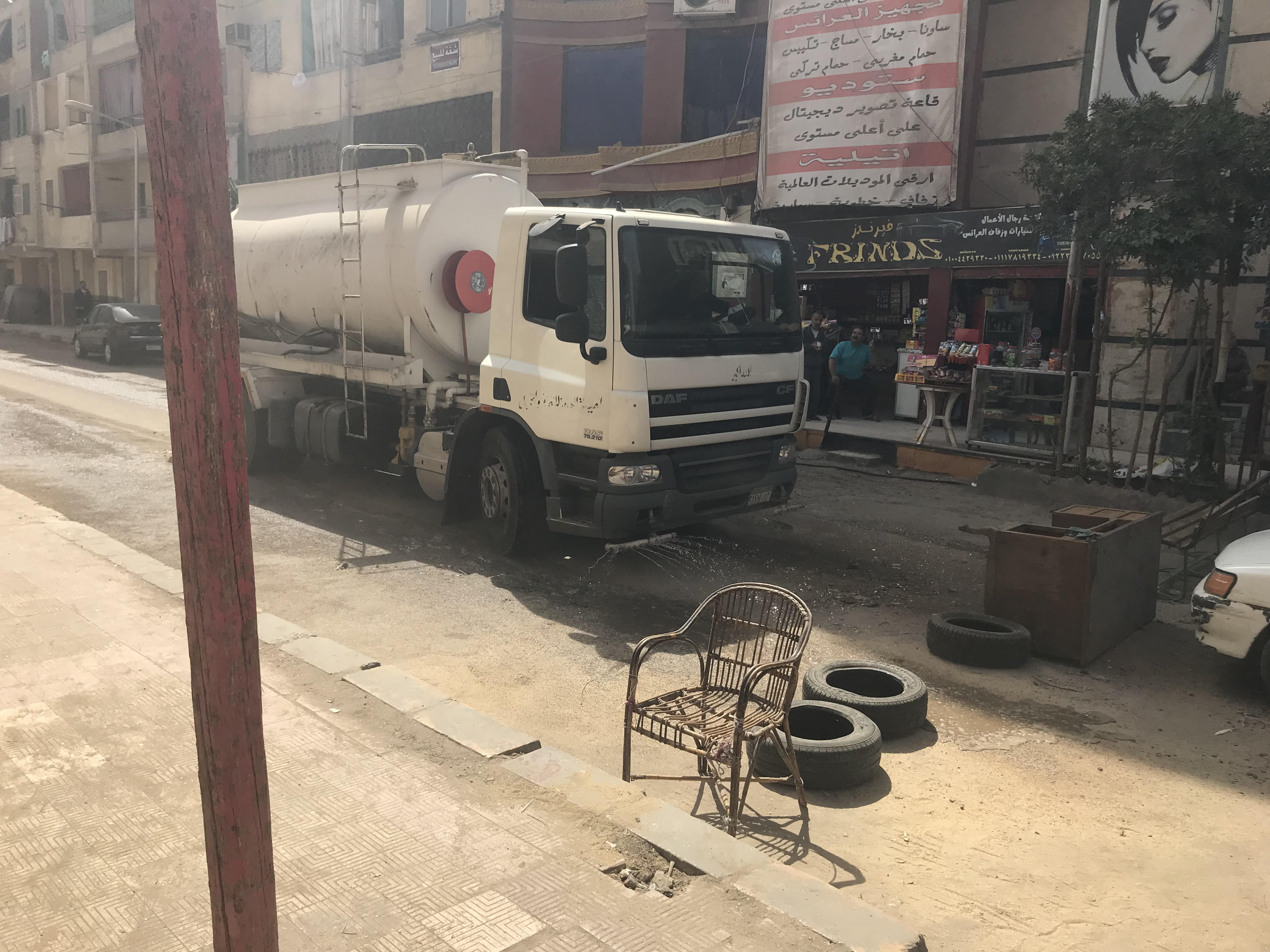 حملة نظافة حول اللجان الانتخابية فى شوارع امبابة (4)