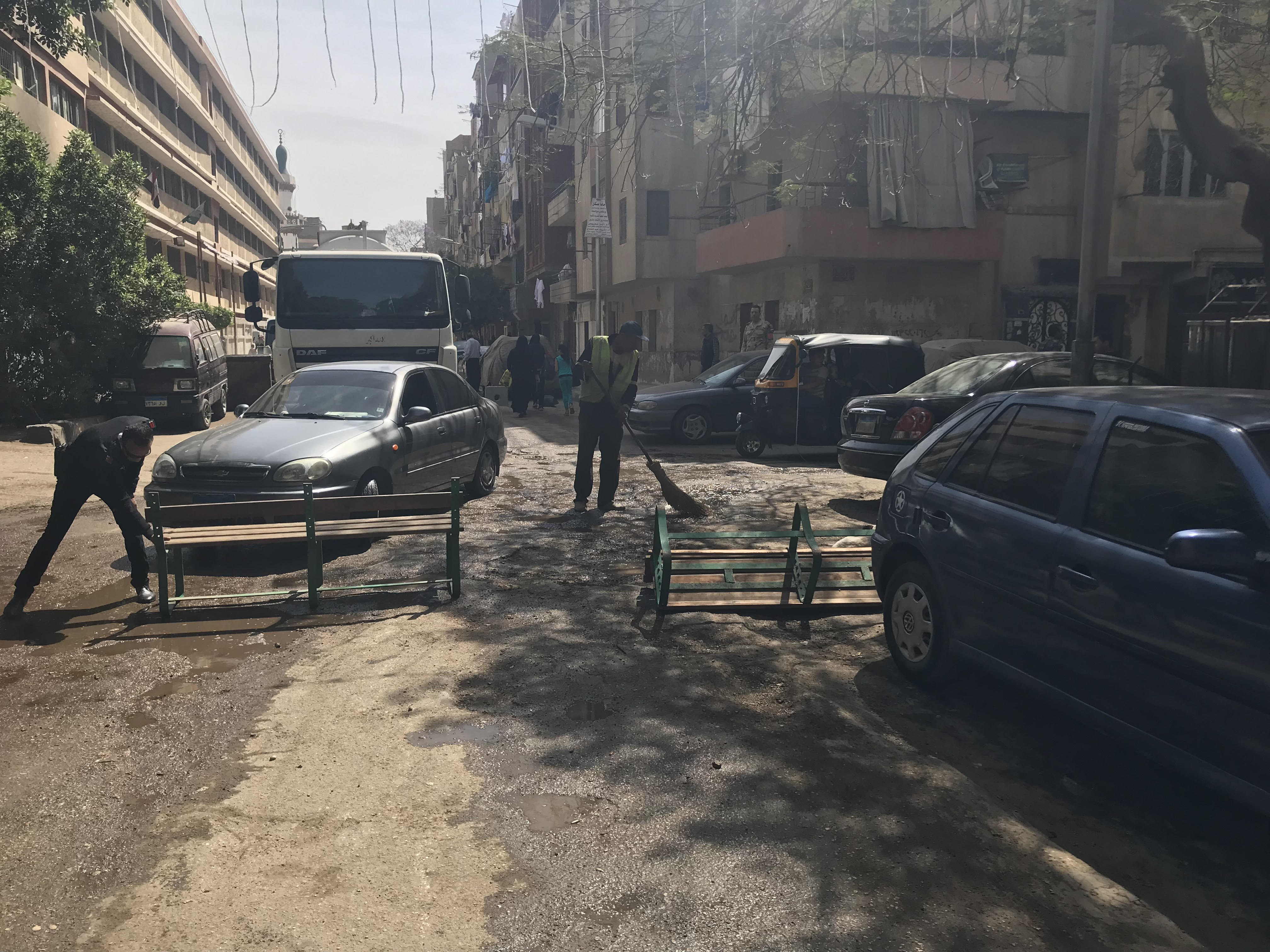 حملة نظافة حول اللجان الانتخابية فى شوارع امبابة (1)