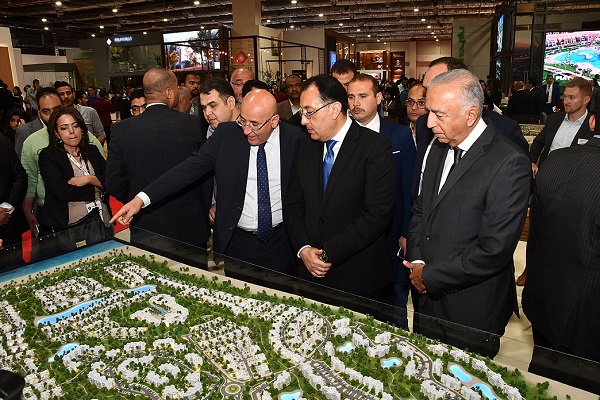 وزير الاسكان مصطفى مدبولي في معرض سيتى سكيب العقارى (2)