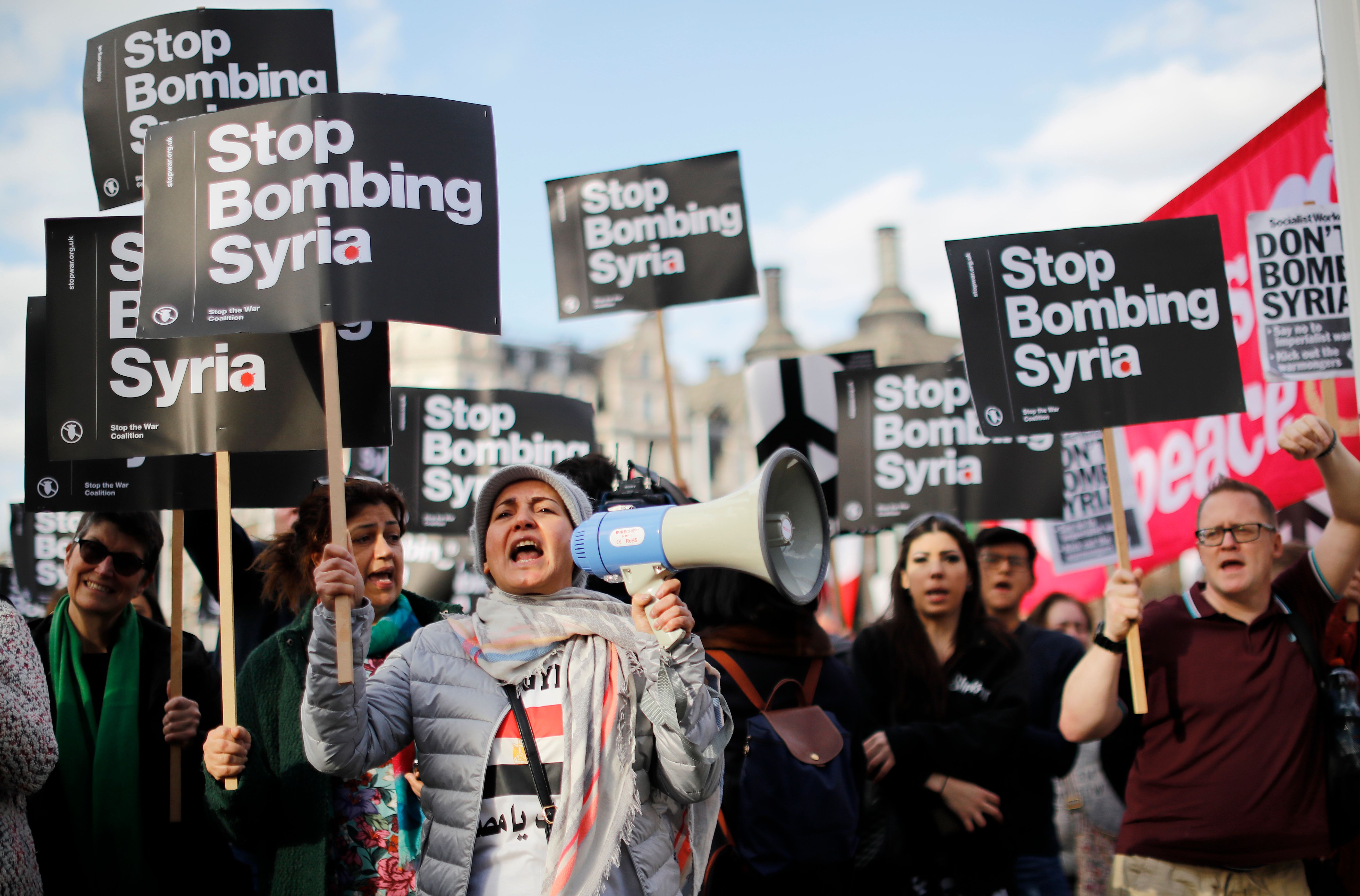 لافتات تدعو لوقف قصف سوريا