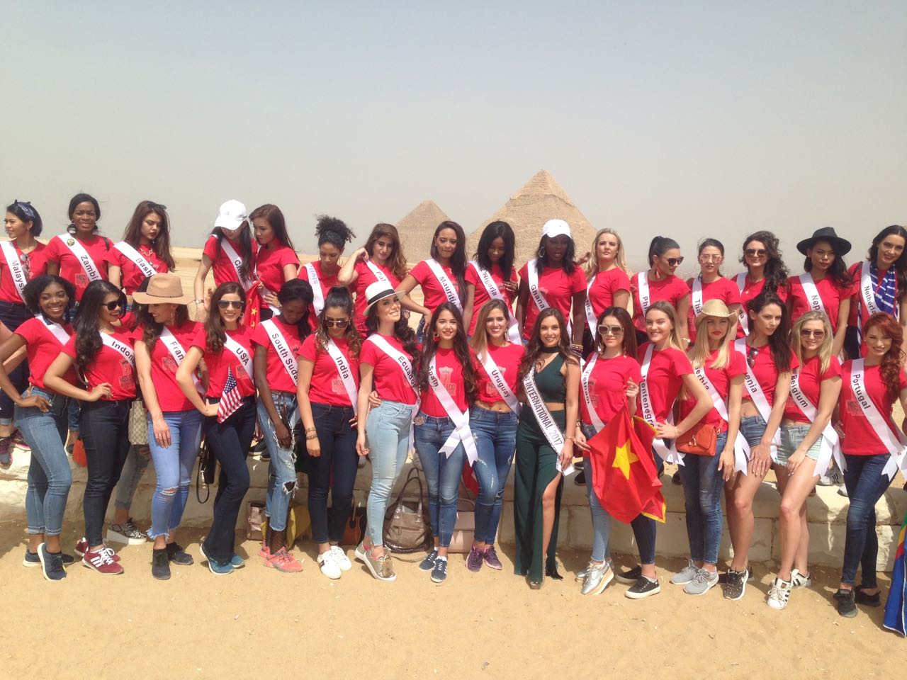 ملكات جمال العالم في منطقة أهرامات الجيزة