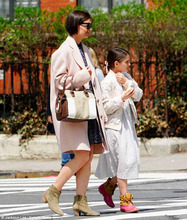 4BA81D3700000578-5669549-In_step_Both_Katie_and_Suri_wore_chunky_ankle_boots_as_she_strod-a-3_1524949149196