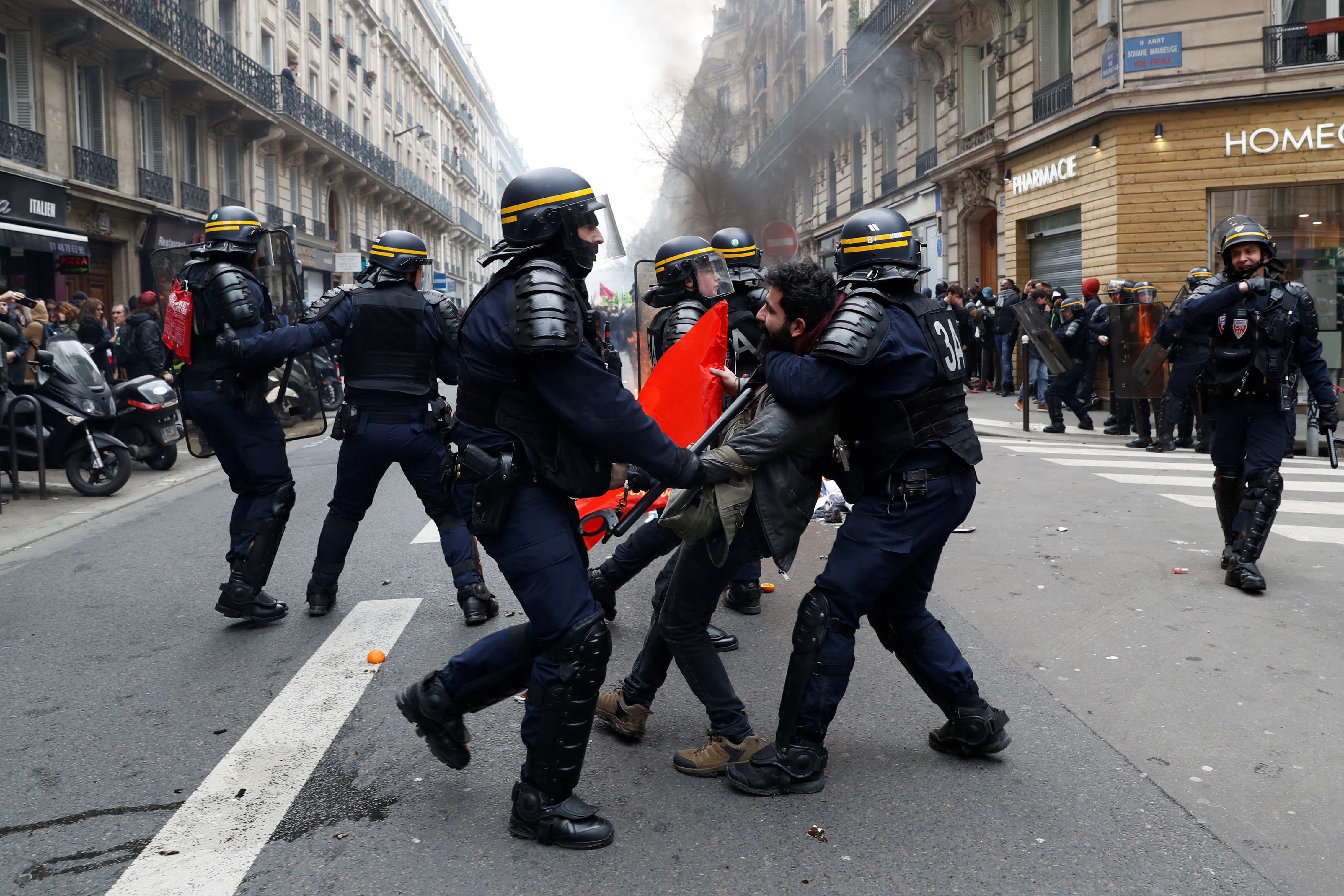 5244940-الشرطة-الفرنسية-تفرق-المتظاهرين