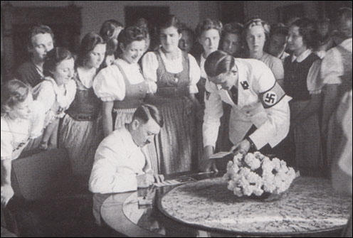 أدولف هتلر يوقع توقيعه للشابات  1936