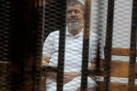 محمد مرسي أثناء محاكمته