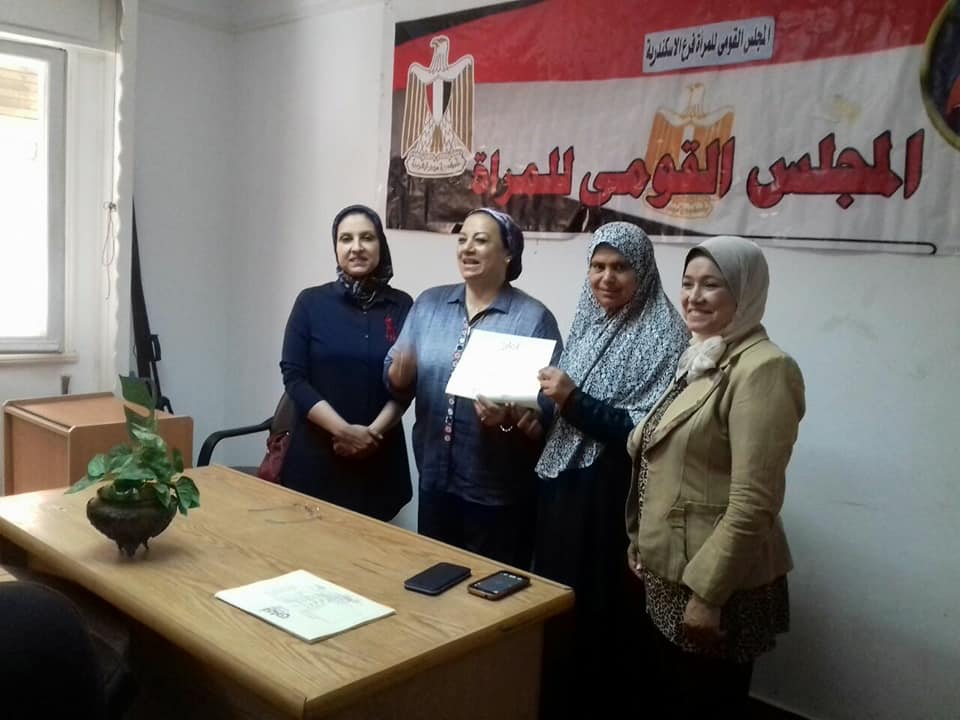القومي للمرأة يوزع شهادات أمان بالأسكندرية