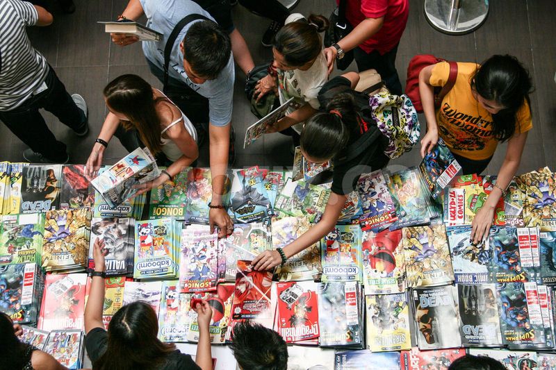 1367657247-thousands-line-up-for-free-comic-book-day-handouts-in-taguig_20206081
